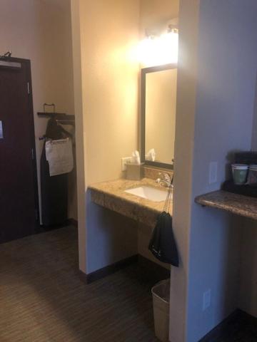 Cobblestone Inn & Suites - Fort Dodge - King Room - Zugang Zur Behinderung