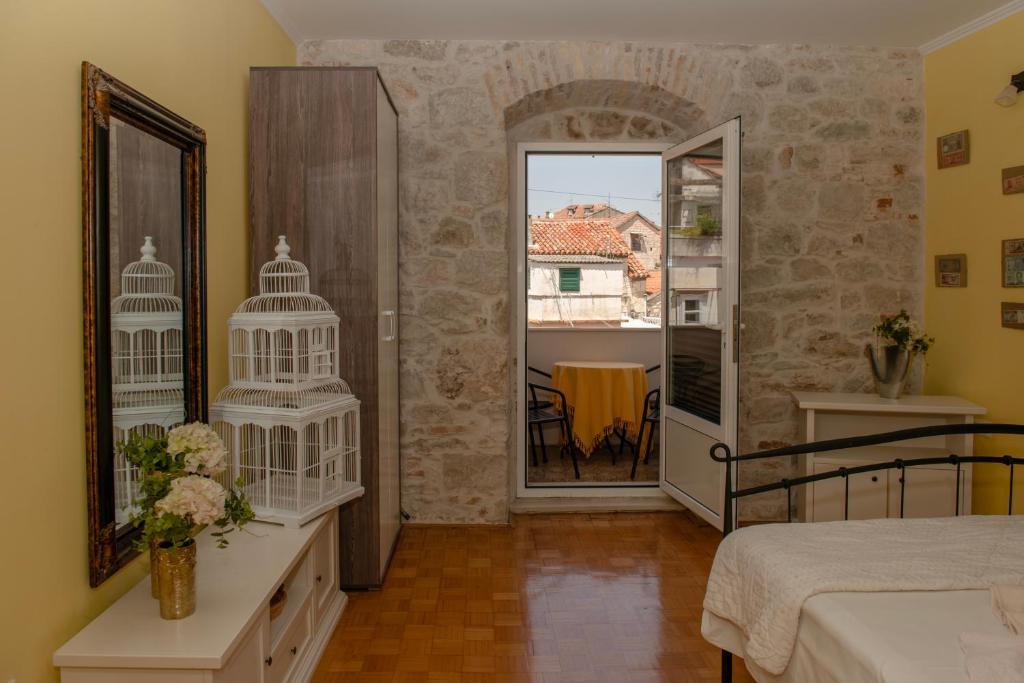 um quarto com uma gaiola num quarto em Devivi Apartments em Split