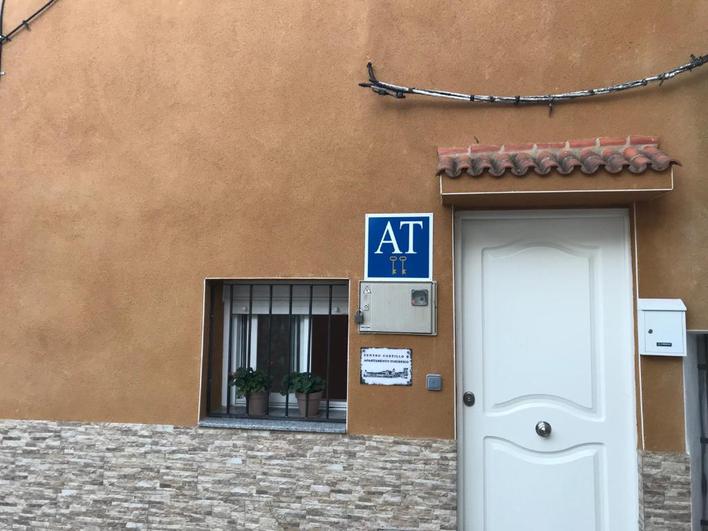 a building with a door and a sign on it at Centro Castillo 9 in Cáceres