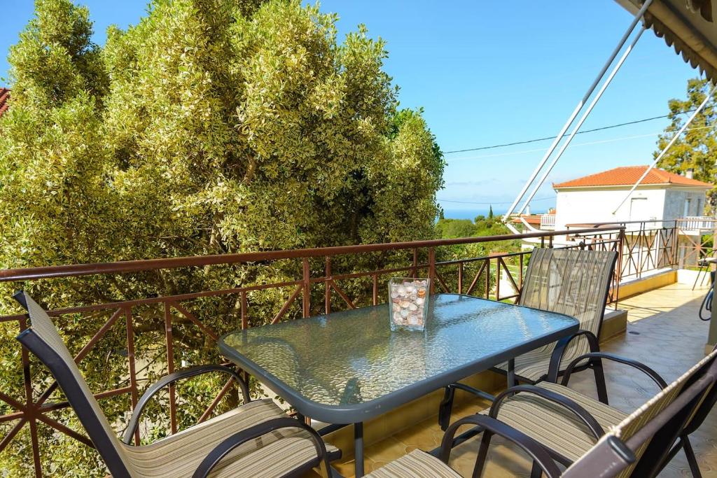 Balkón nebo terasa v ubytování Aristotelis Apartment Lakithra-Alexandra