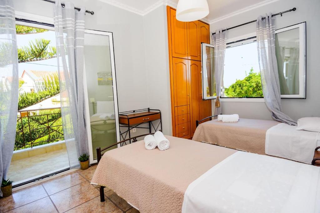 Postel nebo postele na pokoji v ubytování Aristotelis Apartment Lakithra-Alexandra