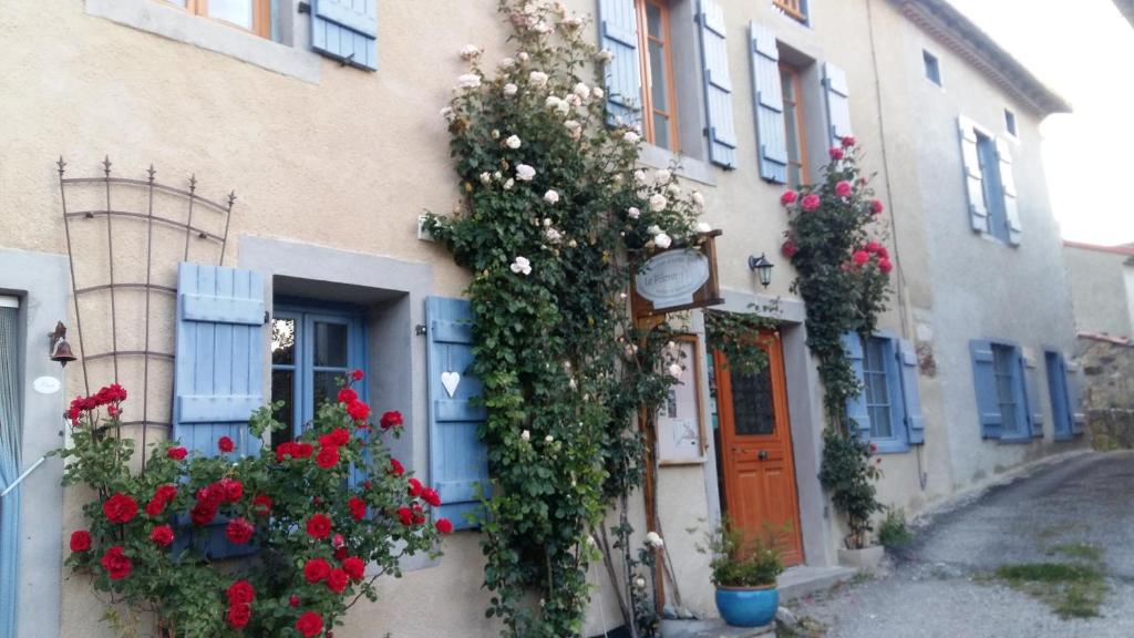 una casa con flores a un lado. en Le Pèlerin, en Montségur