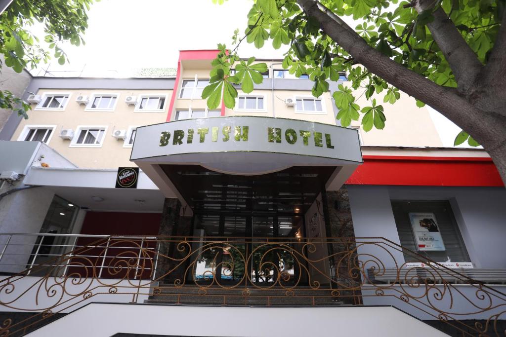 un hôtel avec un panneau qui se lit comme un hôtel fragile dans l'établissement British Hotel Pogradec, à Pogradec