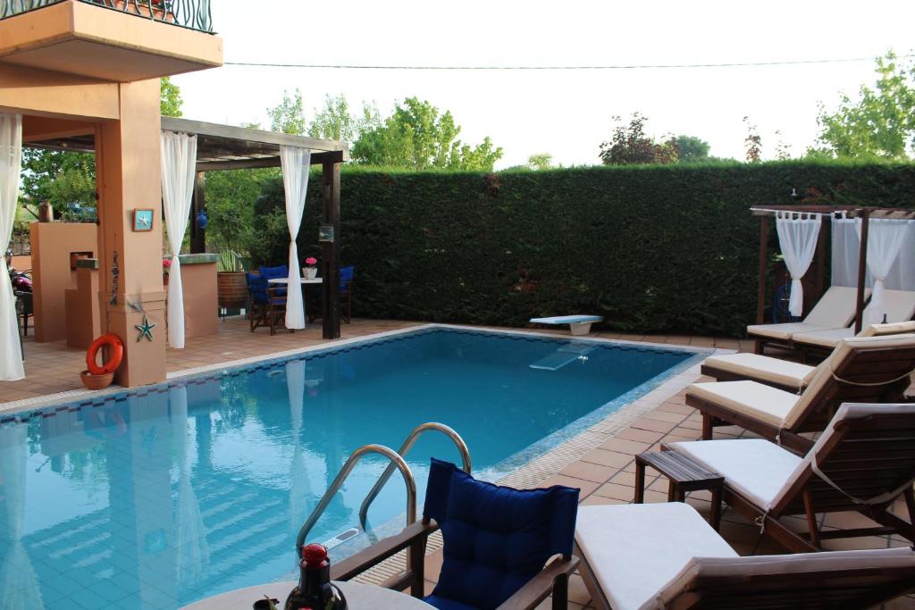 Bazén v ubytování 4-seasons pool villa near Meteora nebo v jeho okolí