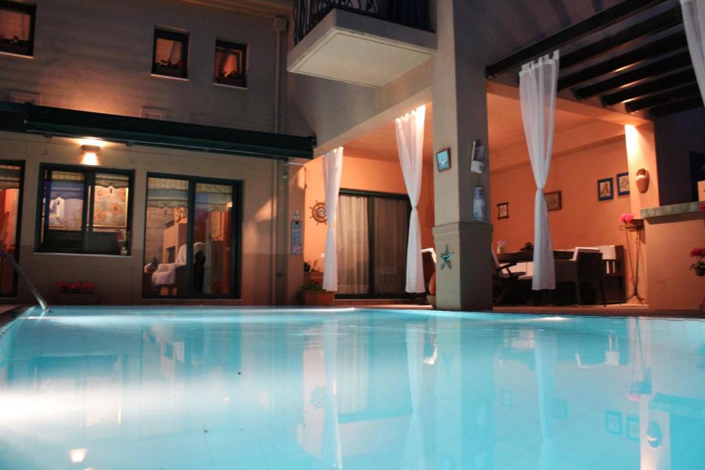 einem großen Pool in einem Gebäude mit in der Unterkunft 4-seasons pool villa near Meteora in Tríkala