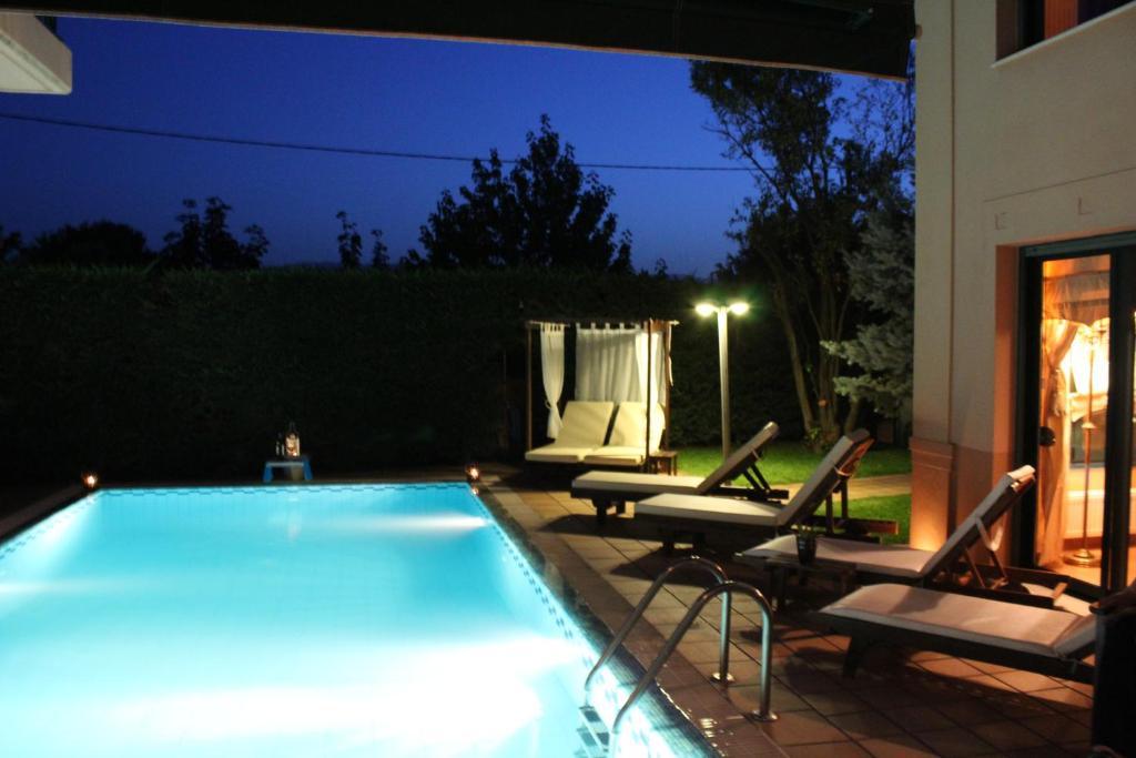Bazén v ubytování 4-seasons pool villa near Meteora nebo v jeho okolí