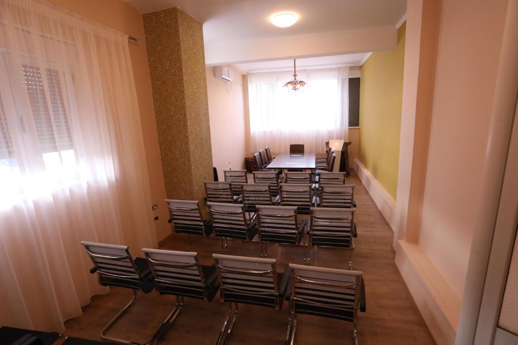 Posezení v ubytování British Hotel Pogradec