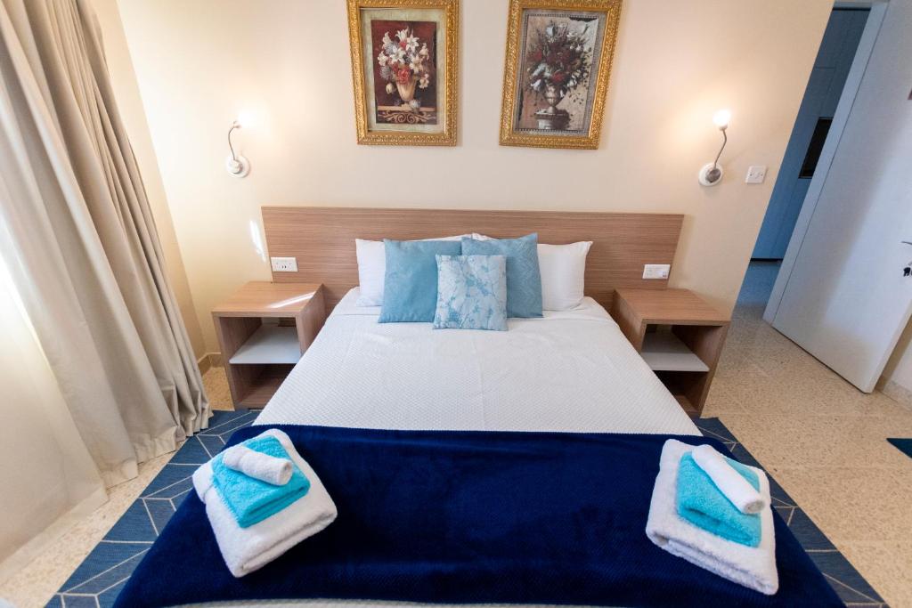 Postel nebo postele na pokoji v ubytování Estrella Lodging