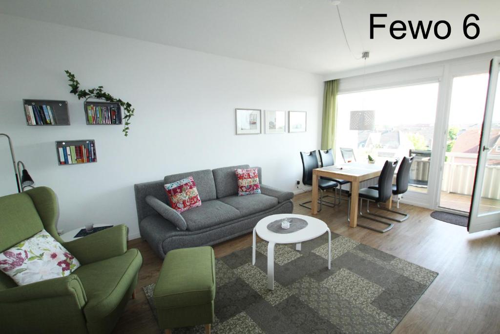 ein Wohnzimmer mit einem Sofa und einem Tisch in der Unterkunft Apartment Seeteufel in Büsum