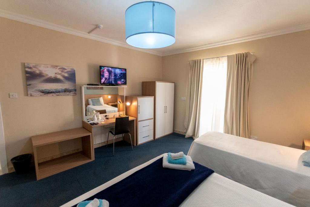 Postel nebo postele na pokoji v ubytování Estrella Lodging