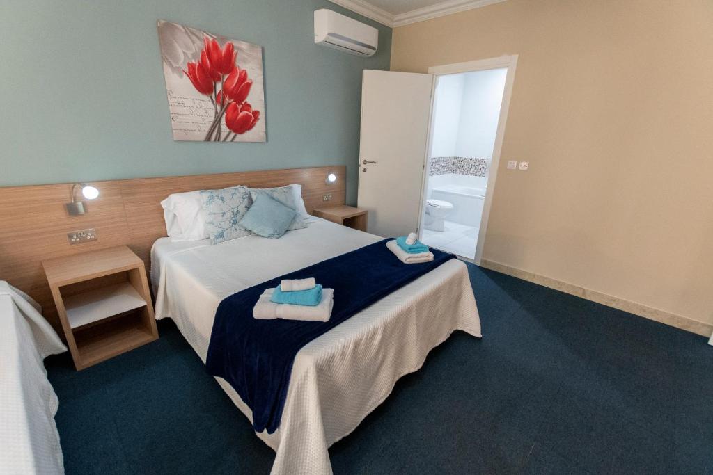 Postel nebo postele na pokoji v ubytování Estrella Lodging