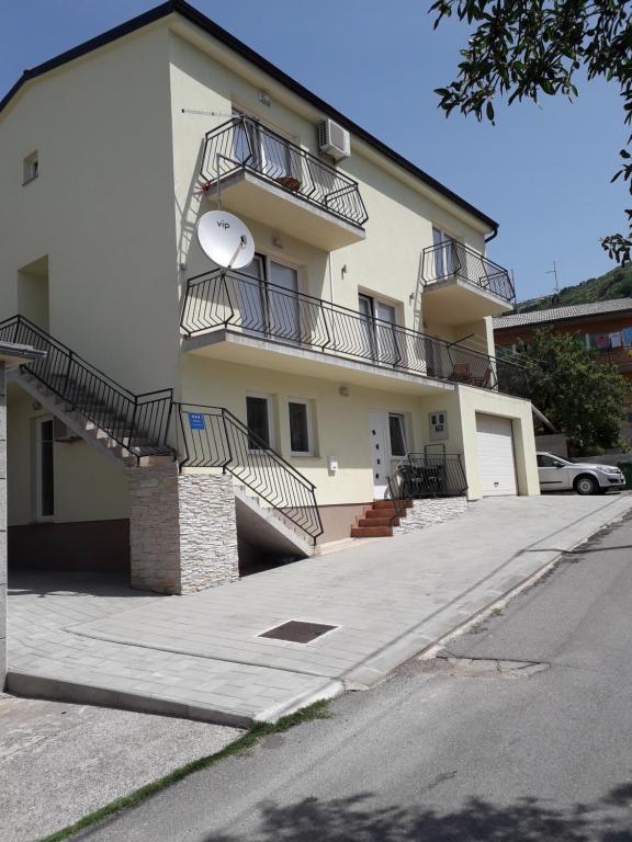 un edificio con scale sul lato di Apartmani Tomljenović a Senj