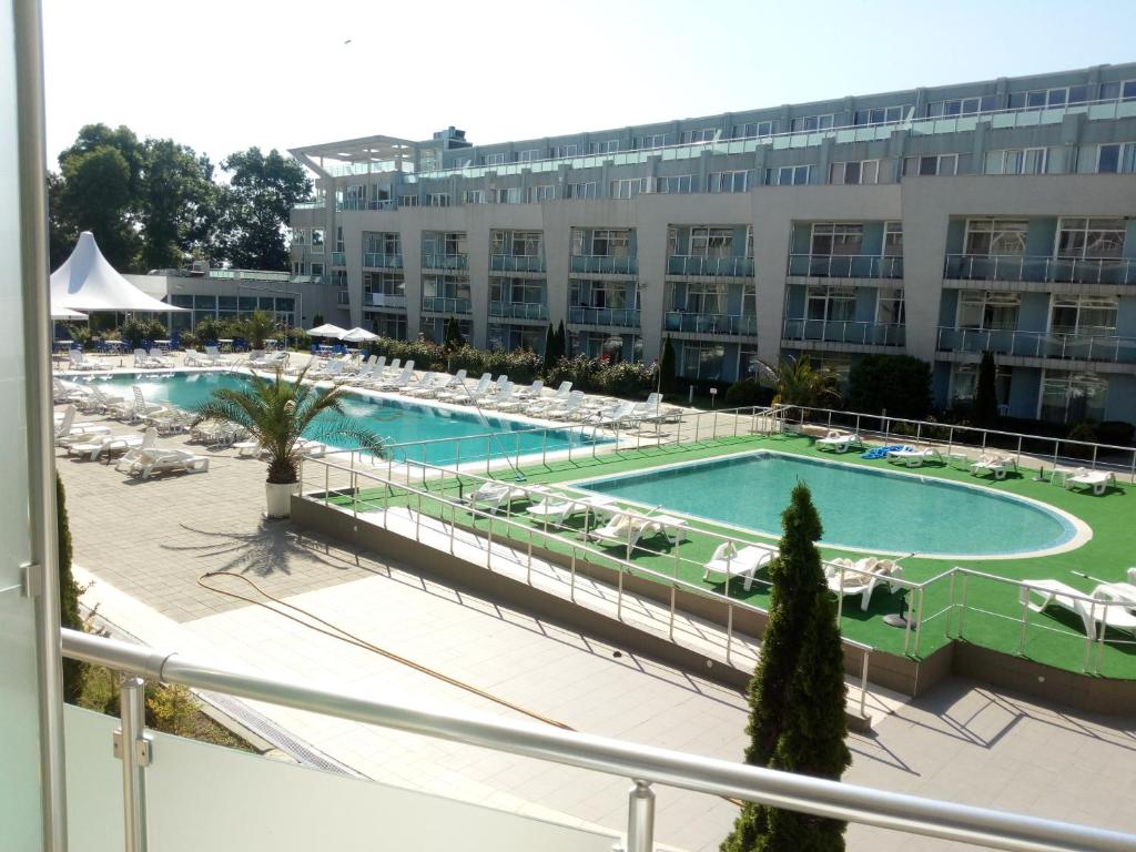 ソゾポルにあるApartments in Black Sea Star Complexのホテルのプールの景色を望めます。