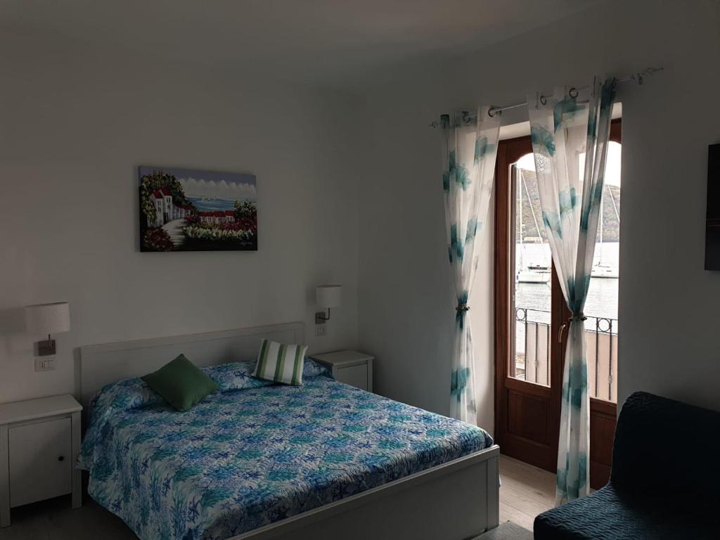 una camera con letto e finestra di Deluxe Lipari Room a Città di Lipari