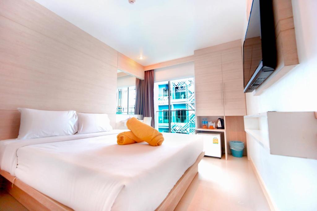Postel nebo postele na pokoji v ubytování Mirage Express Patong Phuket Hotel
