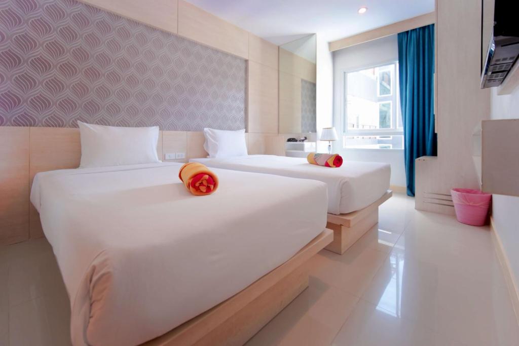 Postel nebo postele na pokoji v ubytování Mirage Express Patong Phuket Hotel