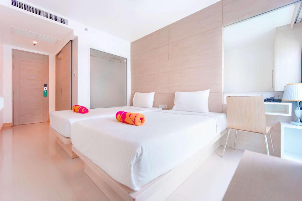 Postel nebo postele na pokoji v ubytování Mirage Express Patong Phuket Hotel