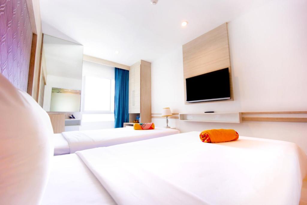 Postel nebo postele na pokoji v ubytování Mirage Express Patong Phuket Hotel