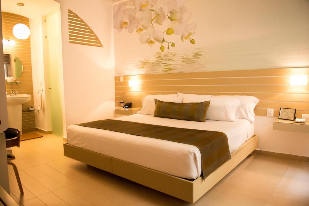 Postel nebo postele na pokoji v ubytování Grand Hotel Tepatitlán