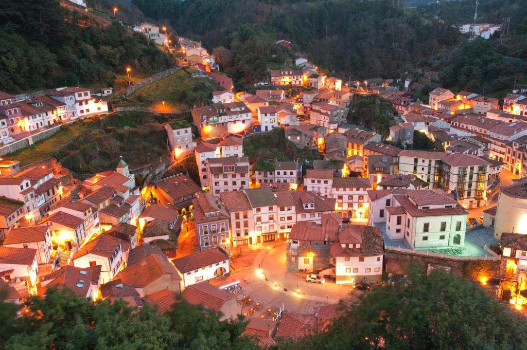 Nespecifikovaný výhled na destinaci Cudillero nebo výhled na město při pohledu z apartmánu