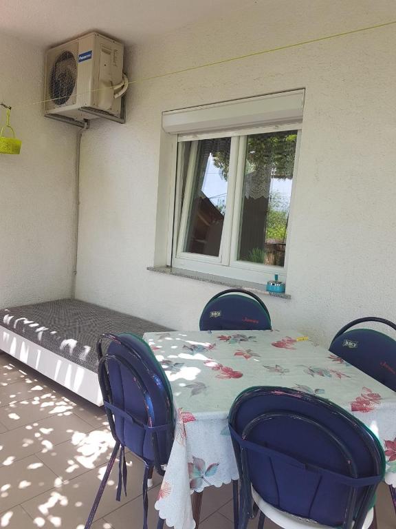 Televízia a/alebo spoločenská miestnosť v ubytovaní Apartment Skale