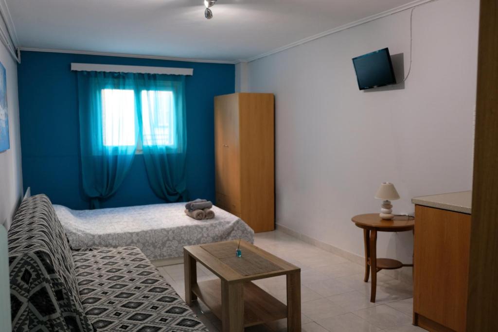 Pokój z łóżkiem, kanapą i stołem w obiekcie Mary's room w mieście Samos