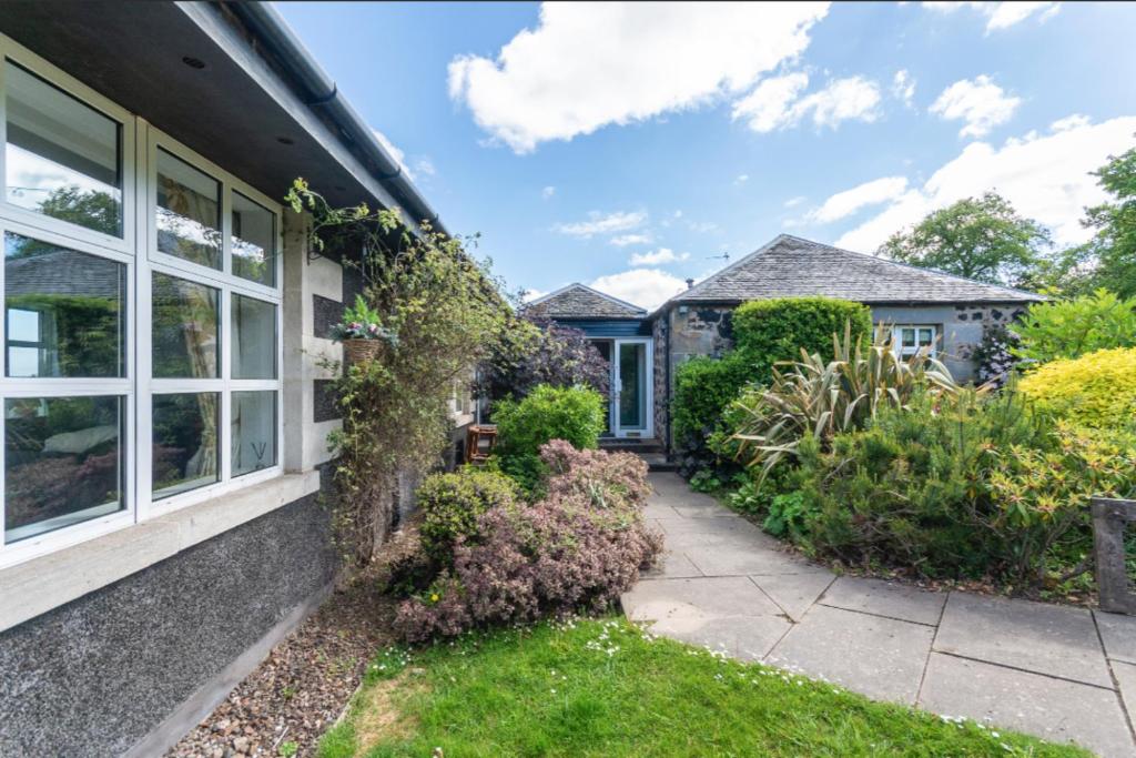 Zahrada ubytování Denbrae Cottage West