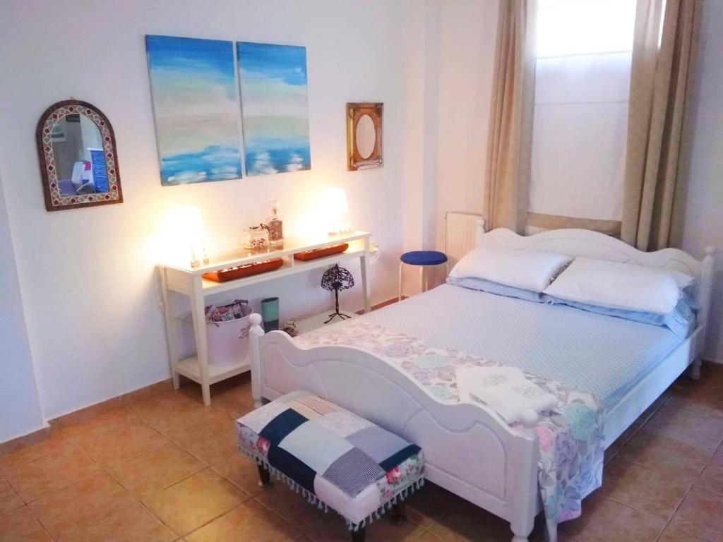 una camera con letto bianco e scrivania di Golden Vali House a Kinira