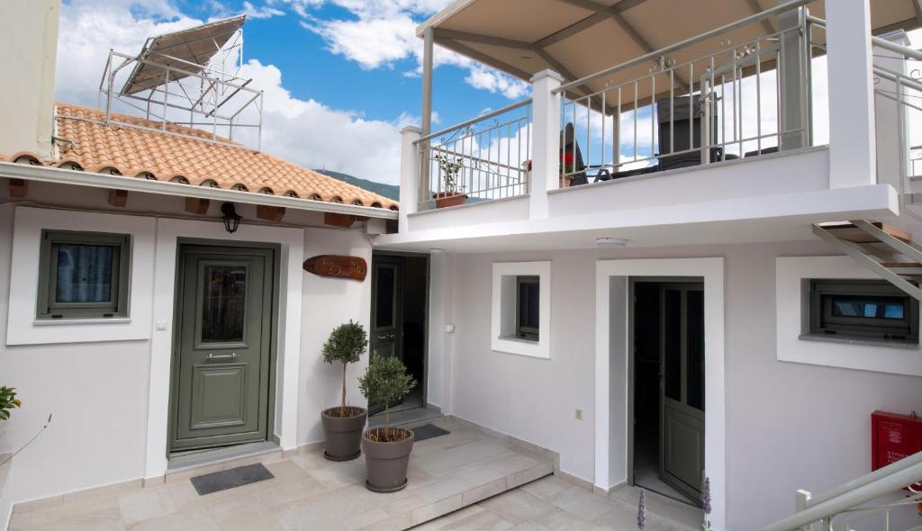 瓦西利基的住宿－Casa Demi，一座带绿门和阳台的房子