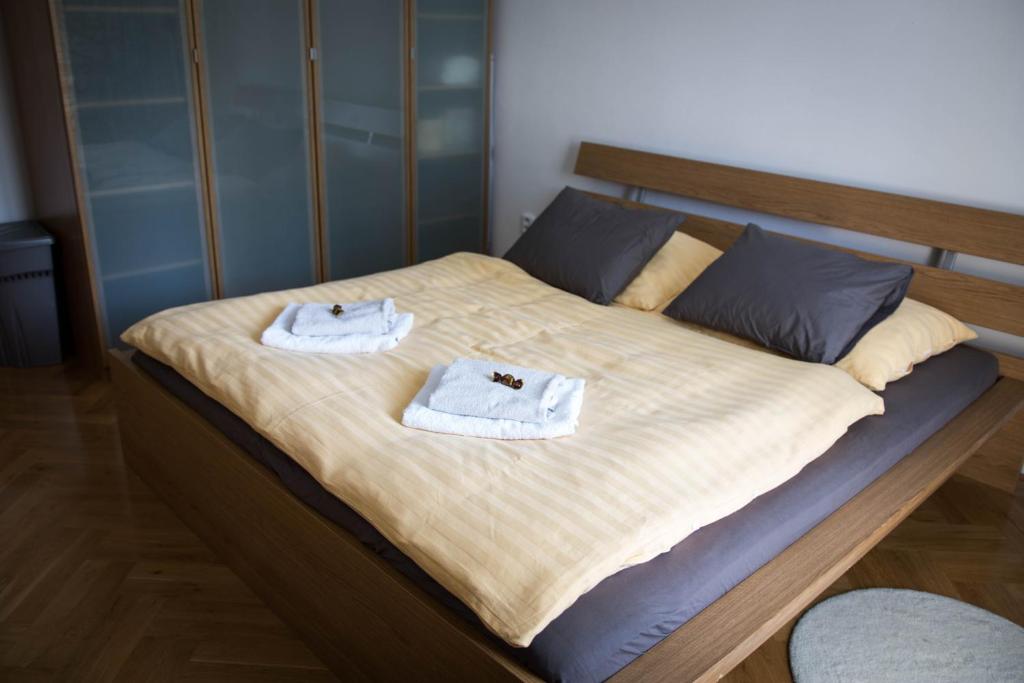 sypialnia z łóżkiem z ręcznikami w obiekcie Apartment Poruba STREET VIEW w Ostravie