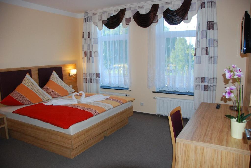 Postel nebo postele na pokoji v ubytování Hotel Norden Norddeich