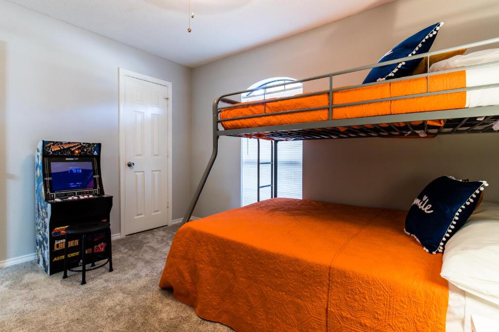 Beautiful 2 Bdr Duplex with private backyard & Entrance - Housity