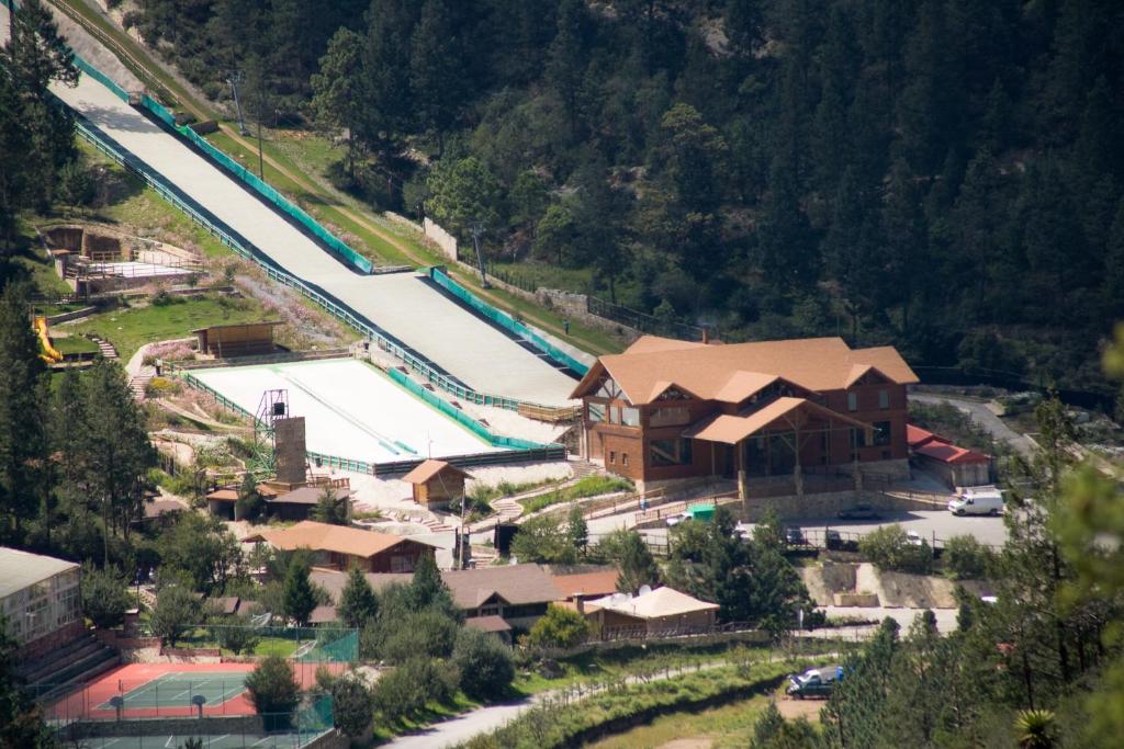una vista aérea de un complejo con piscina en Bosques de Monterreal, en Mesa de las Tablas