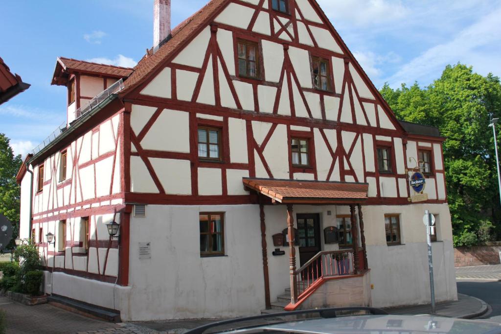 un edificio con entramado de madera y rojo y blanco en Hotel Zur Friedenslinde, en Núremberg