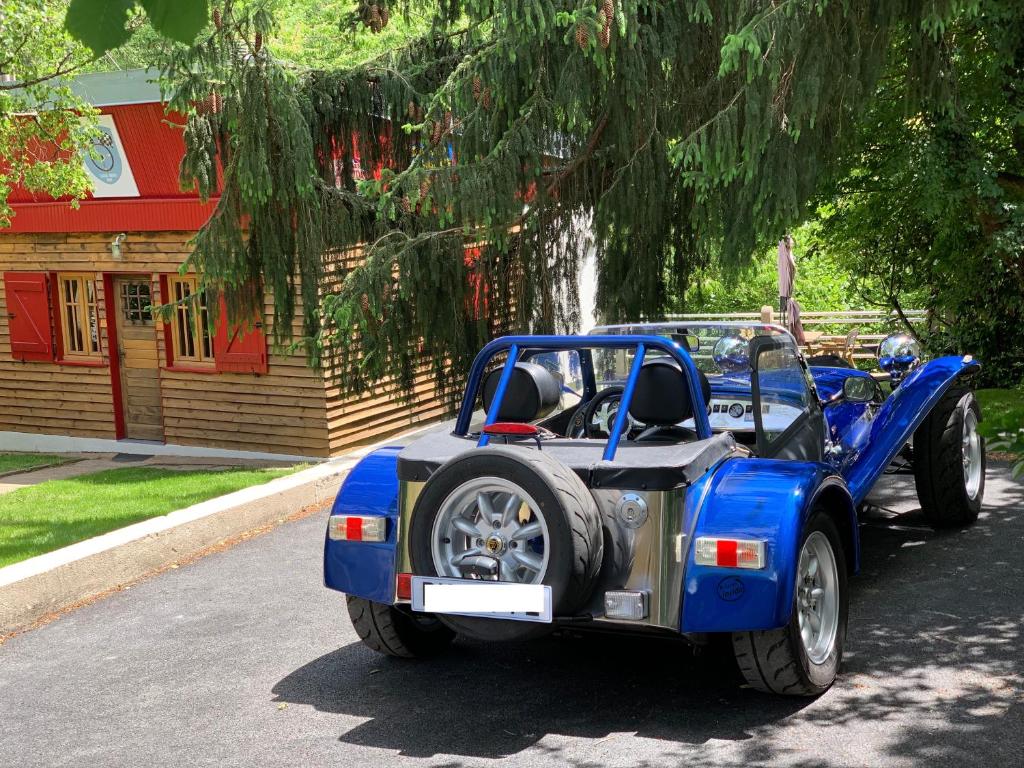 une voiture bleue garée devant une maison dans l'établissement Classic Driver Home 1, à Royat