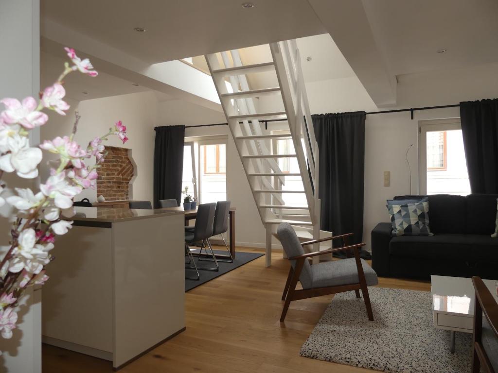 布魯塞爾的住宿－Ilot Sacre Apartments，一间带楼梯和沙发的客厅
