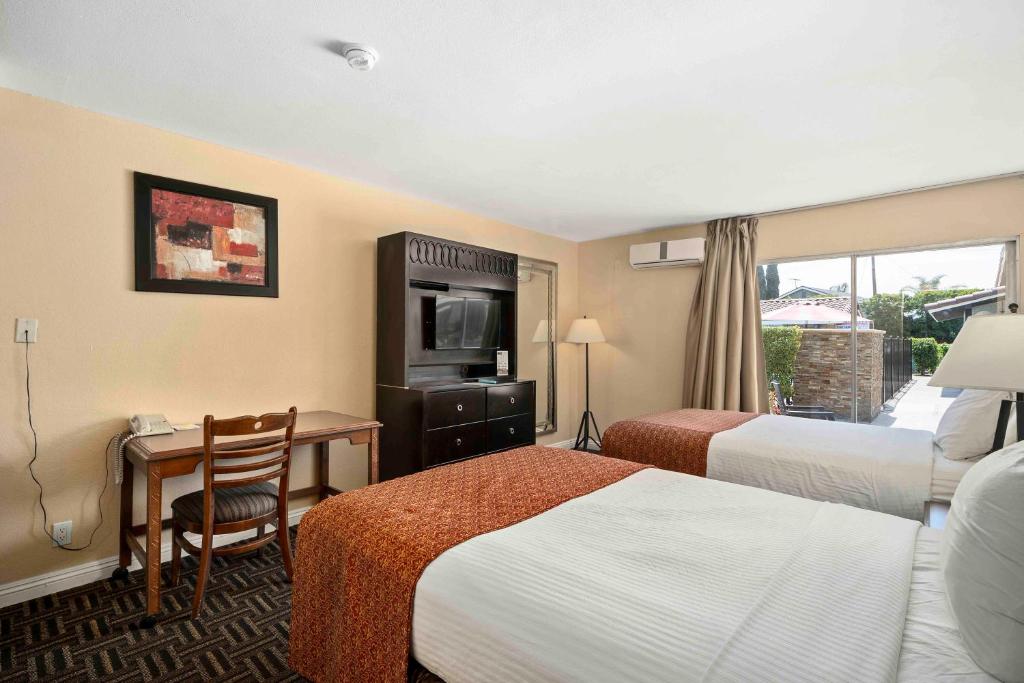The Lemon Tree Hotel - Suite With Patio
