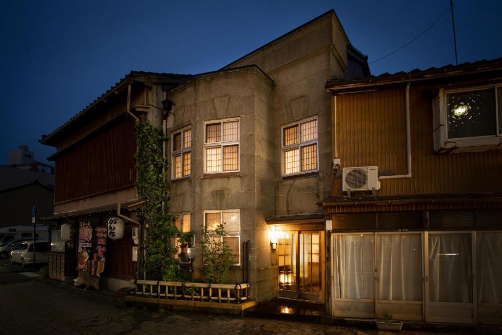un vieux bâtiment dans une rue la nuit dans l'établissement Kanazawa Machiya Kenroku, à Kanazawa