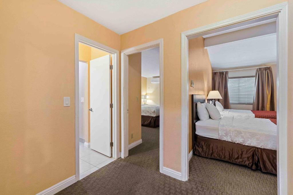 The Lemon Tree Hotel - 