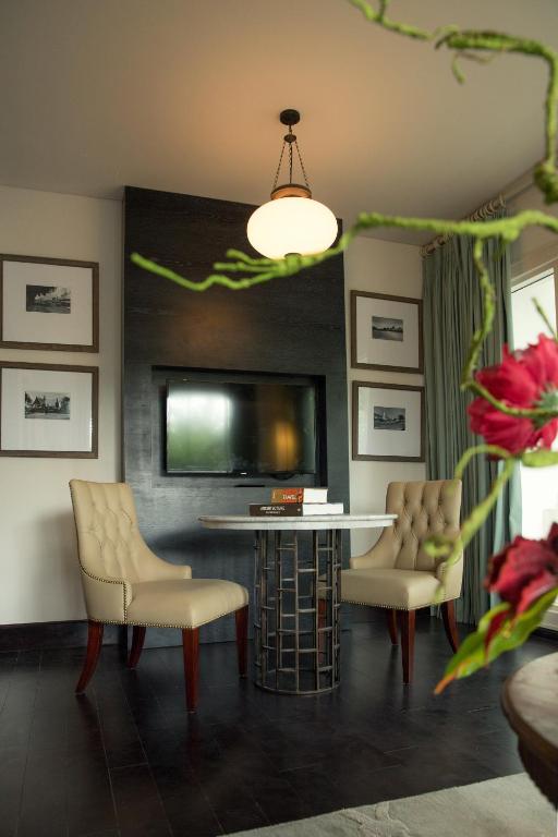 TV a/nebo společenská místnost v ubytování The Shalimar Boutique Hotel