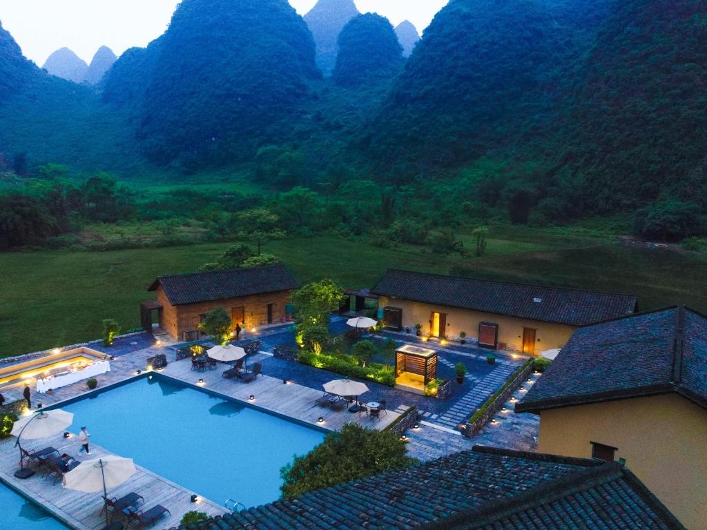 Bazén v ubytování Yangshuo Yulong River Vision Villa nebo v jeho okolí