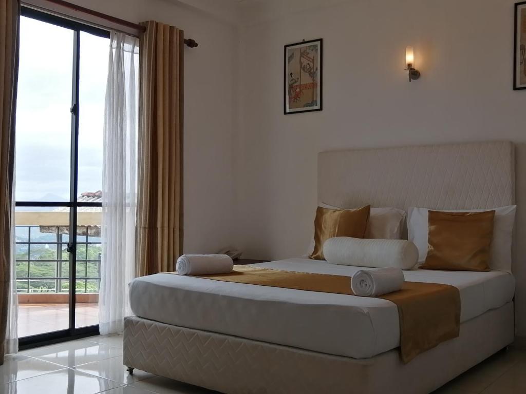 Postel nebo postele na pokoji v ubytování Kandy Highland Unique Hotel