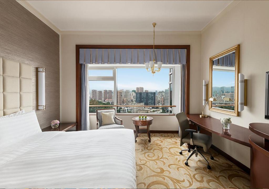 Postel nebo postele na pokoji v ubytování Shangri-La Fuzhou