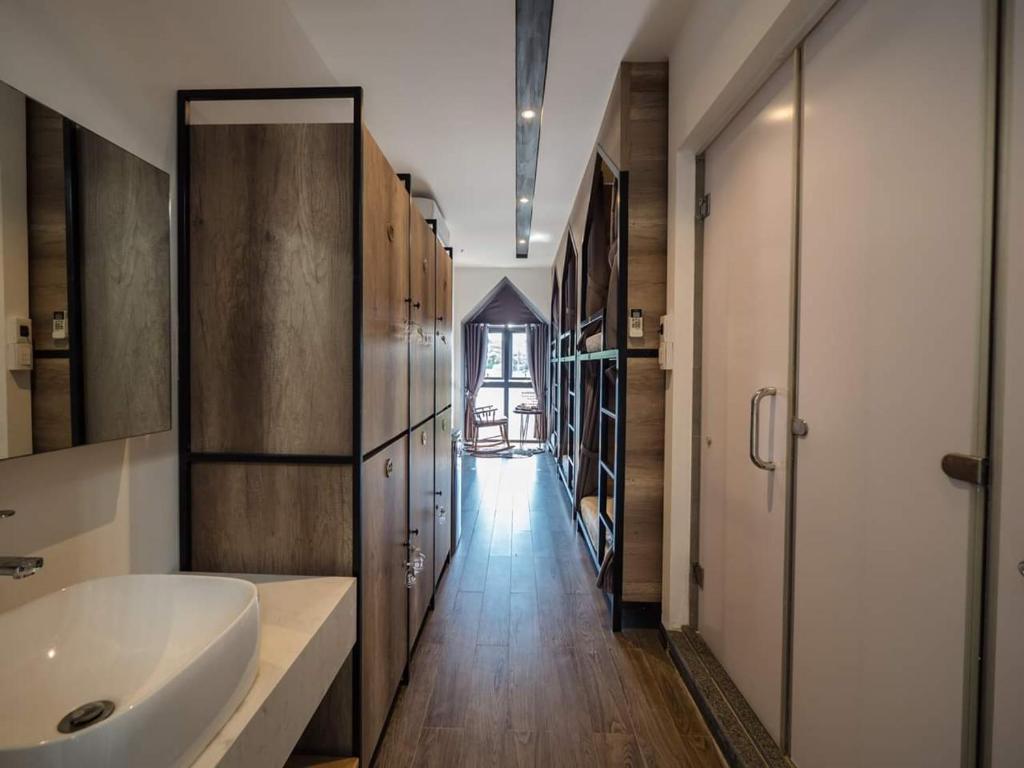 ein großes Bad mit einem Waschbecken und einer Badewanne in der Unterkunft Wings House in Đà Nẵng