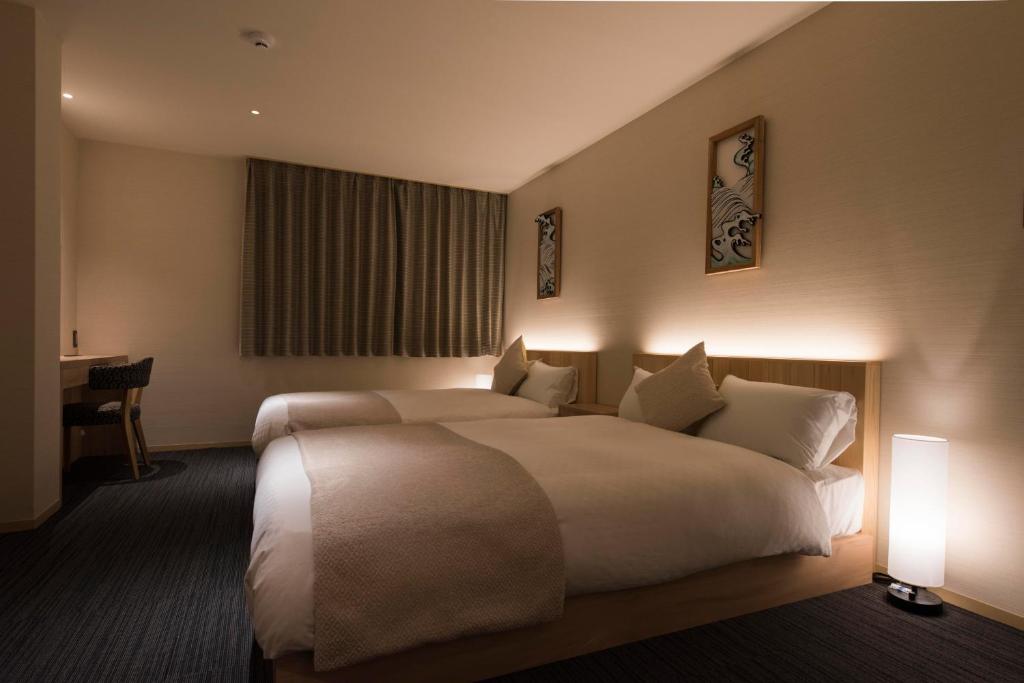 Postel nebo postele na pokoji v ubytování Hotel ZIZI Kyoto Gion