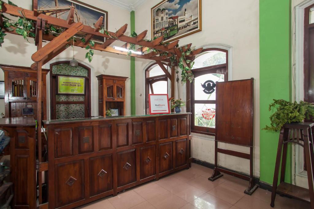 Fotografie z fotogalerie ubytování RedDoorz @ Genteng Surabaya 2 v destinaci Surabaja