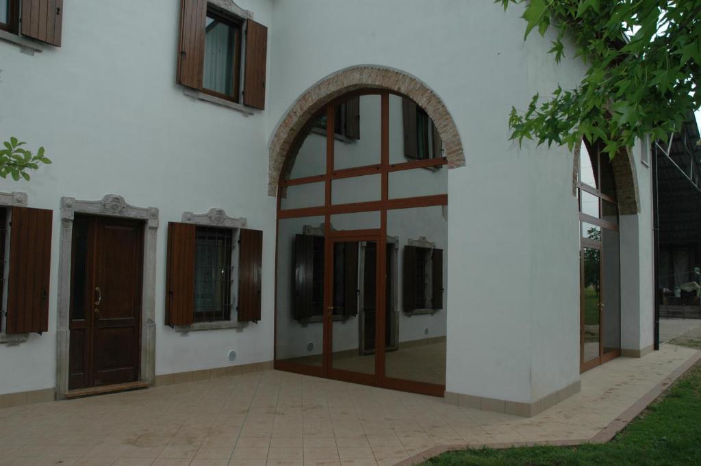 una entrada a un edificio con puerta y ventanas en Rose Rosse, en Ca' di David