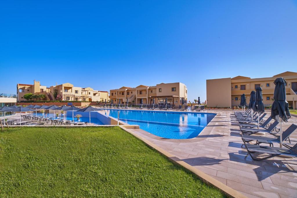 Bazén v ubytování Silver Beach Hotel & Apartments nebo v jeho okolí