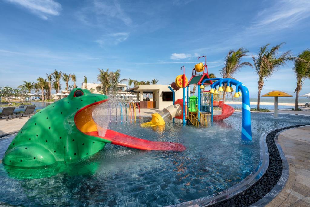 Bazén v ubytování Melia Ho Tram Beach Resort nebo v jeho okolí