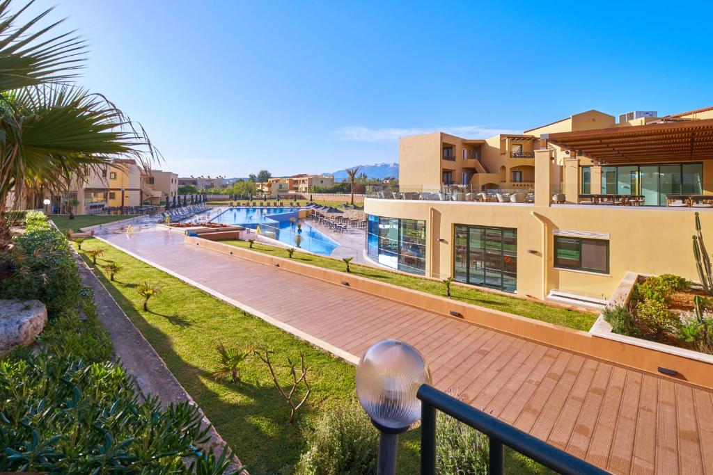 Bazén v ubytování Silver Beach Hotel & Apartments nebo v jeho okolí
